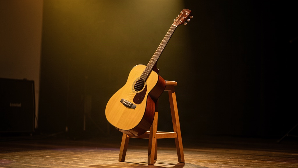 Violão em luz quente de estúdio